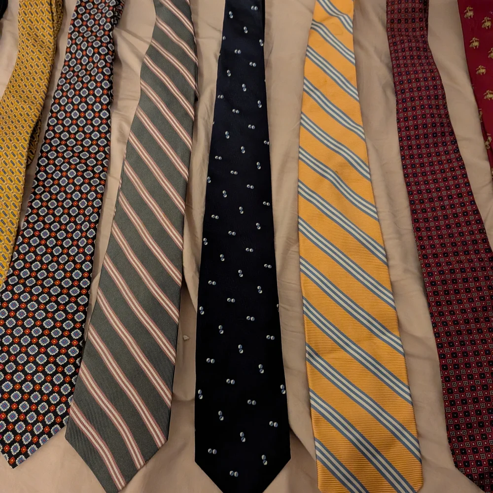 Brooks Brothers 11 Stylish Ties - Picture 2 of 7